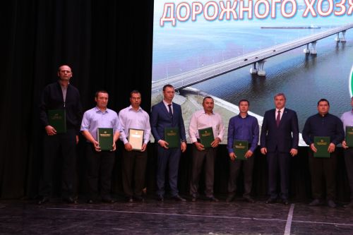 Министр транспорта и дорожного хозяйства Татарстана поздравил работников «Алексеевскдорстроя» с профессиональным праздником