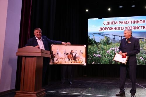 Министр транспорта и дорожного хозяйства Татарстана поздравил работников «Алексеевскдорстроя» с профессиональным праздником