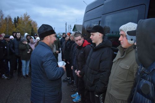 Житель Алексеевского района проводил в армию сына и подписал контракт