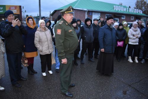 Житель Алексеевского района проводил в армию сына и подписал контракт