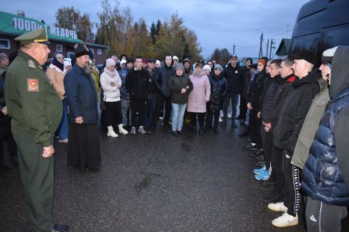 Житель Алексеевского района проводил в армию сына и подписал контракт