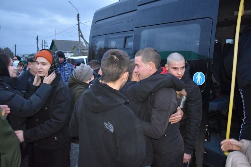 Житель Алексеевского района проводил в армию сына и подписал контракт