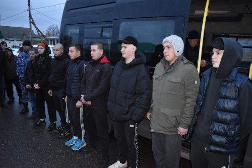 Житель Алексеевского района проводил в армию сына и подписал контракт