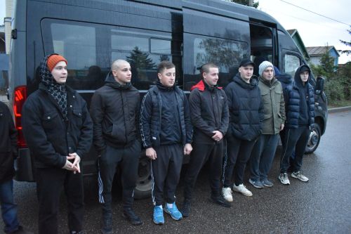 Житель Алексеевского района проводил в армию сына и подписал контракт