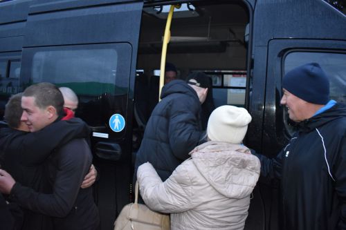 Житель Алексеевского района проводил в армию сына и подписал контракт