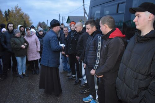 Житель Алексеевского района проводил в армию сына и подписал контракт