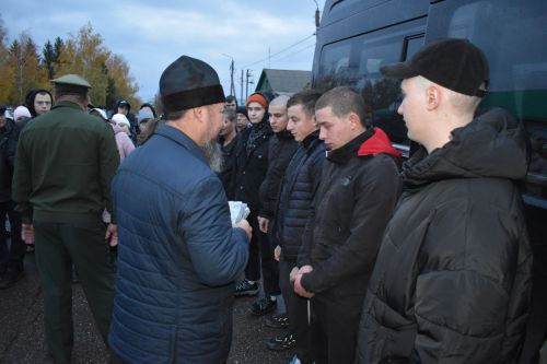 Житель Алексеевского района проводил в армию сына и подписал контракт