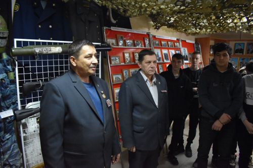 Алексеевец передал Музею боевой славы трофеи из Мариуполя