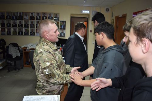 Алексеевец передал Музею боевой славы трофеи из Мариуполя