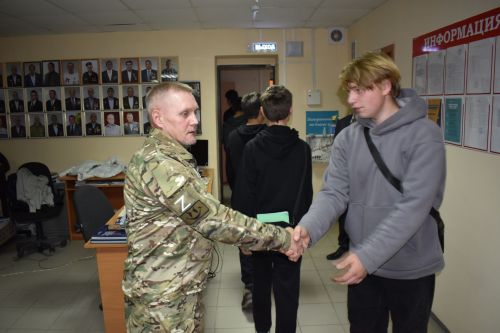 Алексеевец передал Музею боевой славы трофеи из Мариуполя