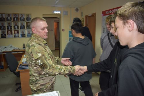 Алексеевец передал Музею боевой славы трофеи из Мариуполя