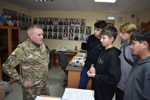 Алексеевец передал Музею боевой славы трофеи из Мариуполя