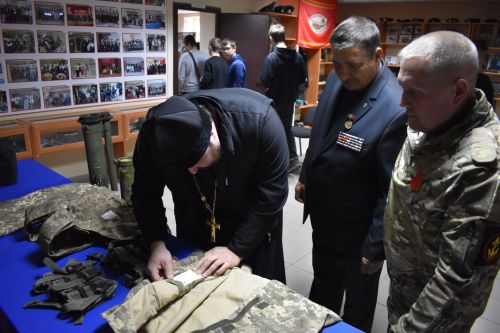 Алексеевец передал Музею боевой славы трофеи из Мариуполя