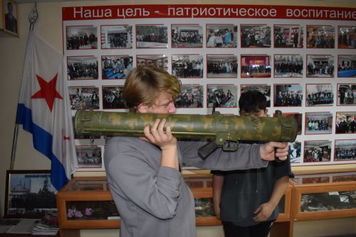 Алексеевец передал Музею боевой славы трофеи из Мариуполя