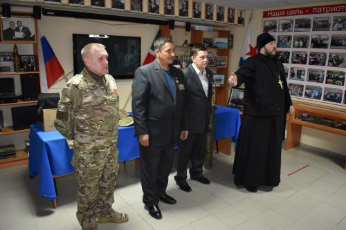 Алексеевец передал Музею боевой славы трофеи из Мариуполя