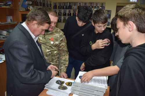 Алексеевец передал Музею боевой славы трофеи из Мариуполя