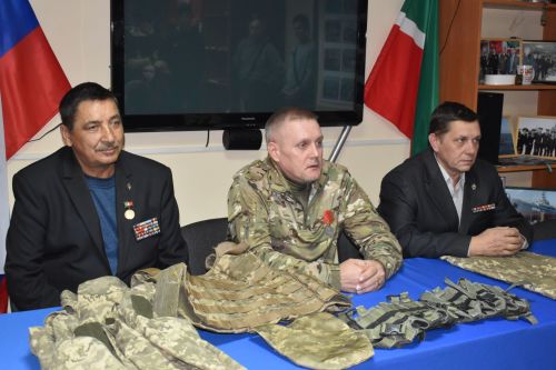 Алексеевец передал Музею боевой славы трофеи из Мариуполя