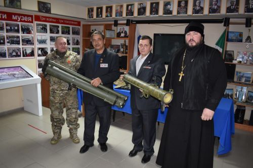 Алексеевец передал Музею боевой славы трофеи из Мариуполя