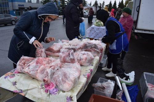На осенней ярмарке алексеевцы покупали цветы, мясо, картофель и подписывались на «районку»