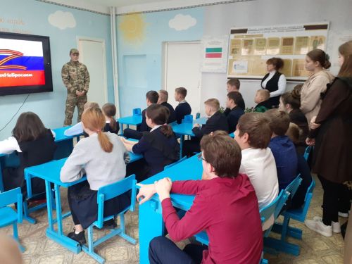 В Родниках прошла встреча школьников с участником СВО