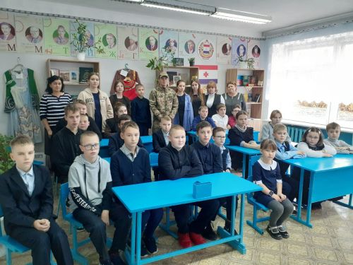 В Родниках прошла встреча школьников с участником СВО