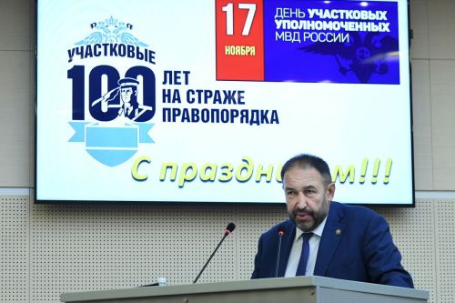 Алексей Песошин наградил выдающихся участковых республики