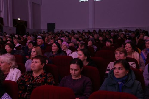 Слезы счастья и искренние улыбки: в Алексеевском прошел концерт ко Дню матери