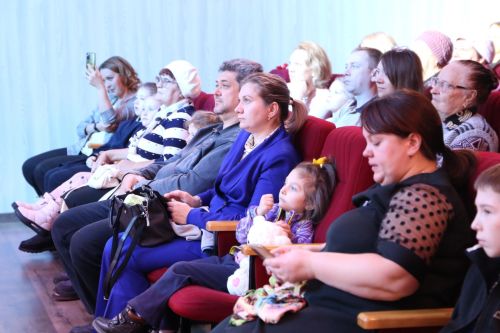 Слезы счастья и искренние улыбки: в Алексеевском прошел концерт ко Дню матери