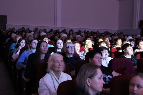 Слезы счастья и искренние улыбки: в Алексеевском прошел концерт ко Дню матери