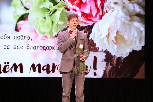 Слезы счастья и искренние улыбки: в Алексеевском прошел концерт ко Дню матери