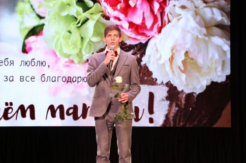 Слезы счастья и искренние улыбки: в Алексеевском прошел концерт ко Дню матери