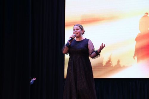 Слезы счастья и искренние улыбки: в Алексеевском прошел концерт ко Дню матери