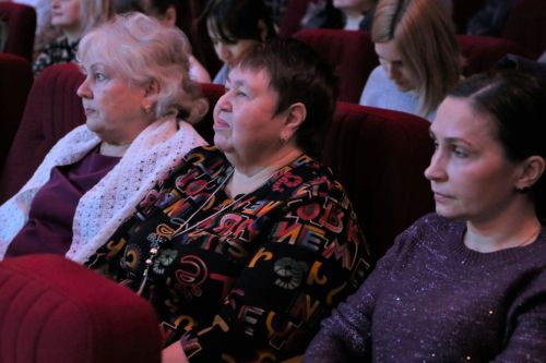 Слезы счастья и искренние улыбки: в Алексеевском прошел концерт ко Дню матери
