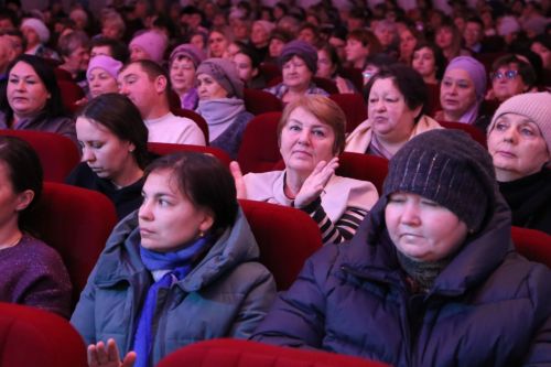 Слезы счастья и искренние улыбки: в Алексеевском прошел концерт ко Дню матери