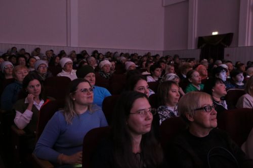 Слезы счастья и искренние улыбки: в Алексеевском прошел концерт ко Дню матери