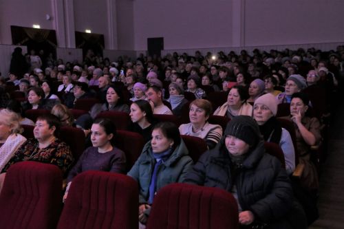 Слезы счастья и искренние улыбки: в Алексеевском прошел концерт ко Дню матери