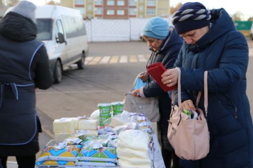 Свежие овощи, угощения и подарки: в Алексеевском прошла сельскохозяйственная ярмарка