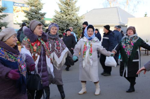 Свежие овощи, угощения и подарки: в Алексеевском прошла сельскохозяйственная ярмарка