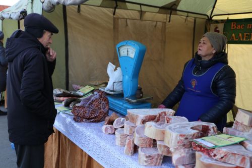 Свежие овощи, угощения и подарки: в Алексеевском прошла сельскохозяйственная ярмарка