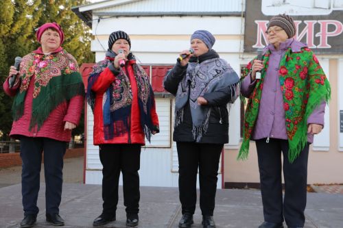 Свежие овощи, угощения и подарки: в Алексеевском прошла сельскохозяйственная ярмарка