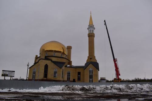В Алексеевском установили полумесяц на минарет строящейся мечети