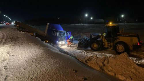 Алексеевские автоинспекторы помогли вызволить из снежного плена большегруз, вылетевший в кювет