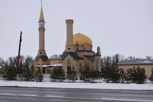 В Алексеевском установили полумесяц на минарет строящейся мечети