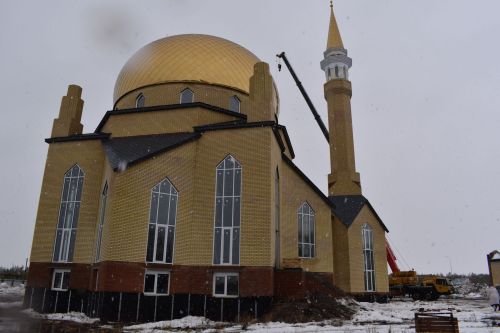 В Алексеевском установили полумесяц на минарет строящейся мечети