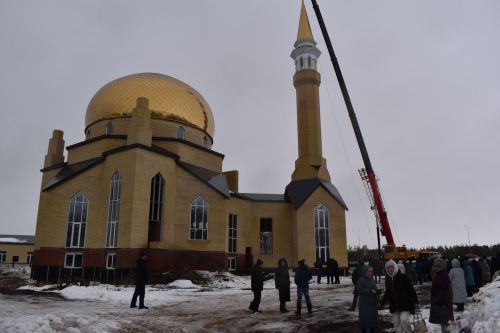 В Алексеевском установили полумесяц на минарет строящейся мечети