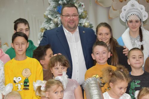 Глава Алексеевского района вручил новогодние подарки детям, которые оказались в трудной жизненной ситуации