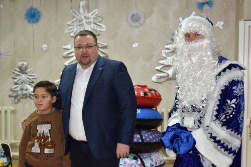 Глава Алексеевского района вручил новогодние подарки детям, которые оказались в трудной жизненной ситуации