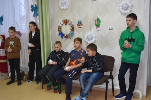 Глава Алексеевского района вручил новогодние подарки детям, которые оказались в трудной жизненной ситуации
