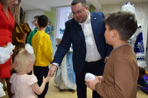 Глава Алексеевского района вручил новогодние подарки детям, которые оказались в трудной жизненной ситуации