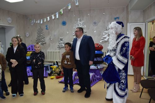 Глава Алексеевского района вручил новогодние подарки детям, которые оказались в трудной жизненной ситуации